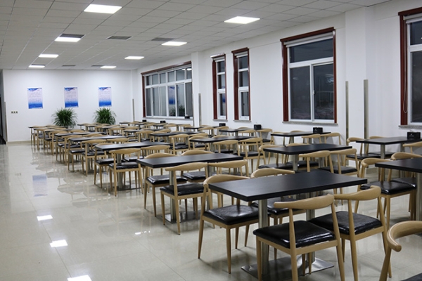 邻居姐姐半夜舔我日韩av餐厅